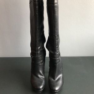 Guess women’s boots 10